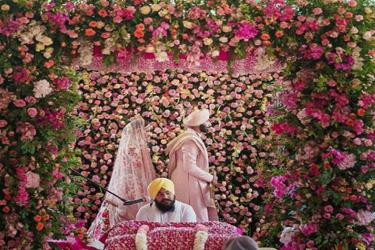 নিজেদের বিয়ে নিয়ে শেষ মুহূর্ত অবধি মুখে কুলুপ রেখেছিলেন জসপ্রীত-সঞ্জনা দুজনেই৷ তবে মিডিয়ার জল্পনা ভুল ছিল না যখন সঞ্জনা নিজের অফিসিয়াল সোশ্যাল মিডিয়া হ্যান্ডেলে নিজেদের বিয়ের ছবি পোস্ট করলেন৷ Photo Courtesy- Sanjana Ganeshan/Instagram Handle নিজেদের বিয়ে নিয়ে শেষ মুহূর্ত অবধি মুখে কুলুপ রেখেছিলেন জসপ্রীত-সঞ্জনা দুজনেই৷ তবে মিডিয়ার জল্পনা ভুল ছিল না যখন সঞ্জনা নিজের অফিসিয়াল সোশ্যাল মিডিয়া হ্যান্ডেলে নিজেদের বিয়ের ছবি পোস্ট করলেন৷ Photo Courtesy- Sanjana Ganeshan/Instagram Handle