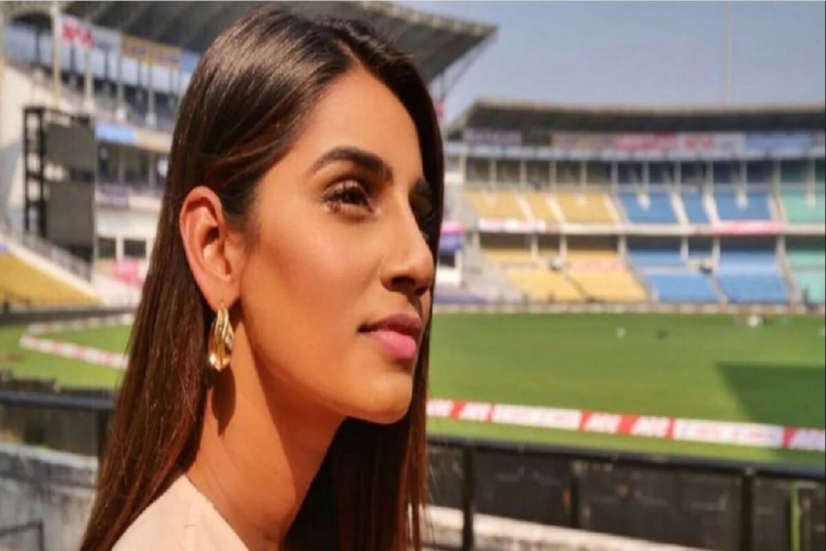 সঞ্জনা গণেশন অপূর্ব সুন্দরী তিনি৷ তিনি কেরিয়ারের শুরুতে রোডিজ করেছিলেন৷ এরপর আসেন মডেলিংয়ে৷ ২০১৪ সালে তিনি মিস ইন্ডিয়ার ফাইনাল রাউন্ডে পৌঁছন তিনি৷ ২০১৩ সালে তিনি ফেমিনা মিস গর্জাস পুরস্কারে সম্মানিত হন৷ Photo Courtesy- Instagram সঞ্জনা গণেশন অপূর্ব সুন্দরী তিনি৷ তিনি কেরিয়ারের শুরুতে রোডিজ করেছিলেন৷ এরপর আসেন মডেলিংয়ে৷ ২০১৪ সালে তিনি মিস ইন্ডিয়ার ফাইনাল রাউন্ডে পৌঁছন তিনি৷ ২০১৩ সালে তিনি ফেমিনা মিস গর্জাস পুরস্কারে সম্মানিত হন৷ Photo Courtesy- Instagram