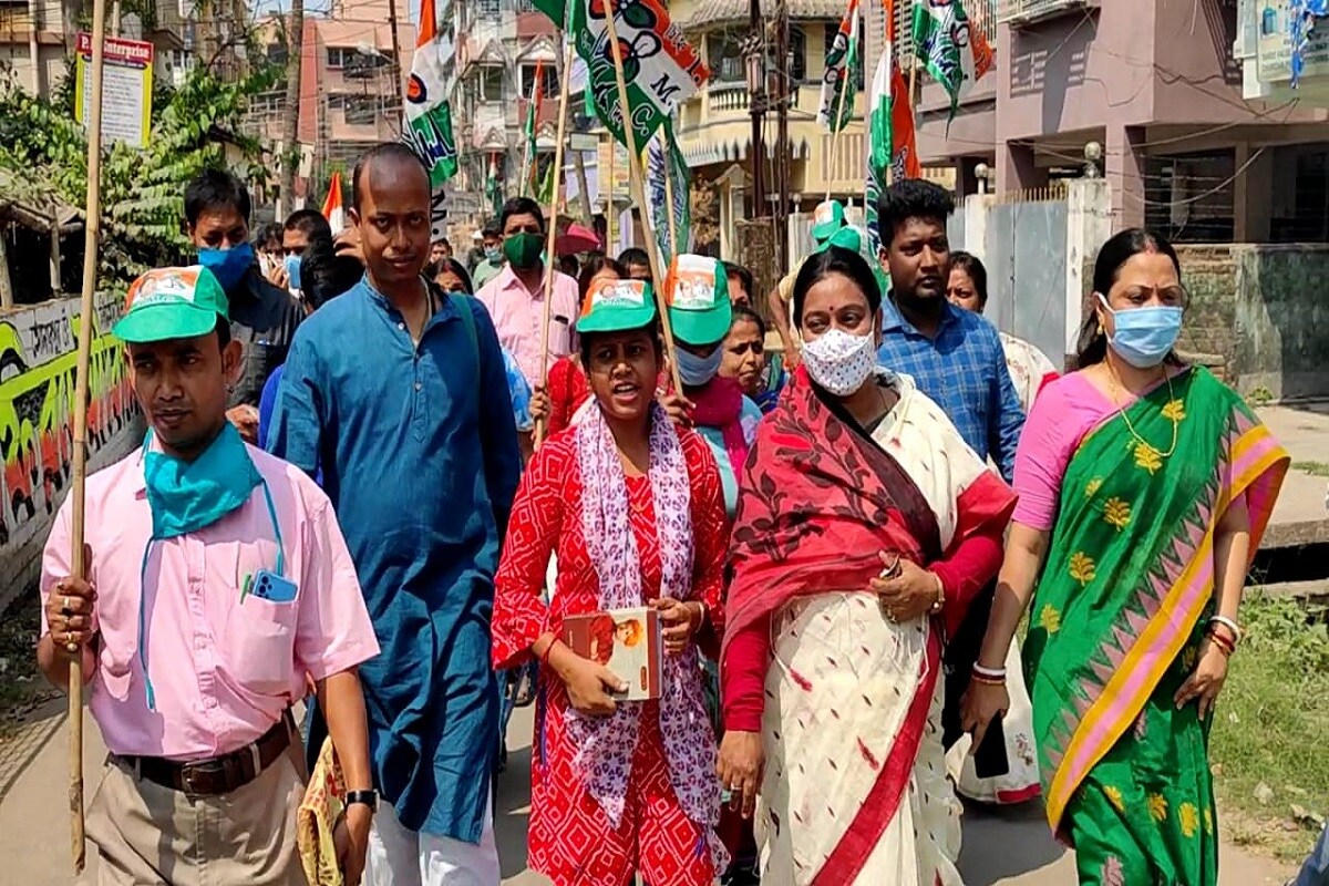 অন্যদিকে এই কেন্দ্রের তৃণমূল কংগ্রেস প্রার্থী গত দু’বারের বিধায়ক ফিরদৌসী বেগম প্রচার চালাচ্ছেন গড়িয়া স্টেশন সংলগ্ন বালিয়া এলাকায় ৷ একাধিক ছোট ছোট কর্মীসভা করার পাশাপাশি কর্মীদের নিয়ে রাস্তায় প্রচার চালাচ্ছেন তিনি ৷ পথ চলতি মানুষ থেকে আরম্ভ করে রাস্তার দুপাশে বাড়ি ও আবাসনের বাসিন্দাদের কাছেও ভোট চাইছেন তিনি ৷ প্রচারে বেরিয়ে শুনছেন এলাকার বাসিন্দাদের নানা অভিযোগের কথা ৷ লিপিবদ্ধ করে নিচ্ছেন সঙ্গে সঙ্গেই ৷ অন্যদিকে এই কেন্দ্রের তৃণমূল কংগ্রেস প্রার্থী গত দু’বারের বিধায়ক ফিরদৌসী বেগম প্রচার চালাচ্ছেন গড়িয়া স্টেশন সংলগ্ন বালিয়া এলাকায় ৷ একাধিক ছোট ছোট কর্মীসভা করার পাশাপাশি কর্মীদের নিয়ে রাস্তায় প্রচার চালাচ্ছেন তিনি ৷ পথ চলতি মানুষ থেকে আরম্ভ করে রাস্তার দুপাশে বাড়ি ও আবাসনের বাসিন্দাদের কাছেও ভোট চাইছেন তিনি ৷ প্রচারে বেরিয়ে শুনছেন এলাকার বাসিন্দাদের নানা অভিযোগের কথা ৷ লিপিবদ্ধ করে নিচ্ছেন সঙ্গে সঙ্গেই ৷