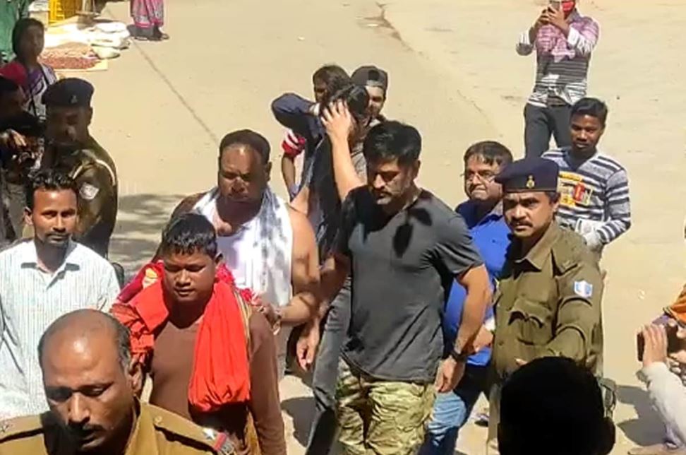 আইপিএল ২০২১ এ -র আগে চেন্নাই সুুপার কিংসের ফ্যানদের জন্য দারুণ সুখবর রয়েছে৷ কারণ ১১ মার্চ থেরে আইপিএলের অনুশীলন শুরু করবে সিএসকে৷ মাঠে নামবেন ধোনি এন্ড কোং৷ ইনসাইড স্পোর্টসের খবর অনুযায়ি অনুশীলন শুরু হবে ১১ তারিখ থেকে আর তাতে ধোনি -রায়নার মতো তারকা ক্রিকেটাররাও থাকবেন৷ (CSK/Twitter) আইপিএল ২০২১ এ -র আগে চেন্নাই সুুপার কিংসের ফ্যানদের জন্য দারুণ সুখবর রয়েছে৷ কারণ ১১ মার্চ থেরে আইপিএলের অনুশীলন শুরু করবে সিএসকে৷ মাঠে নামবেন ধোনি এন্ড কোং৷ ইনসাইড স্পোর্টসের খবর অনুযায়ি অনুশীলন শুরু হবে ১১ তারিখ থেকে আর তাতে ধোনি -রায়নার মতো তারকা ক্রিকেটাররাও থাকবেন৷ (CSK/Twitter)