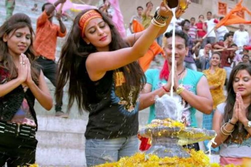 • শিবের মাথায় জল ঢালার সময় স্টিল বা লোহার পাত্র নয়, তামা বা পিতলের পাত্র ব্যবহার করুন। Photo Source: Collected