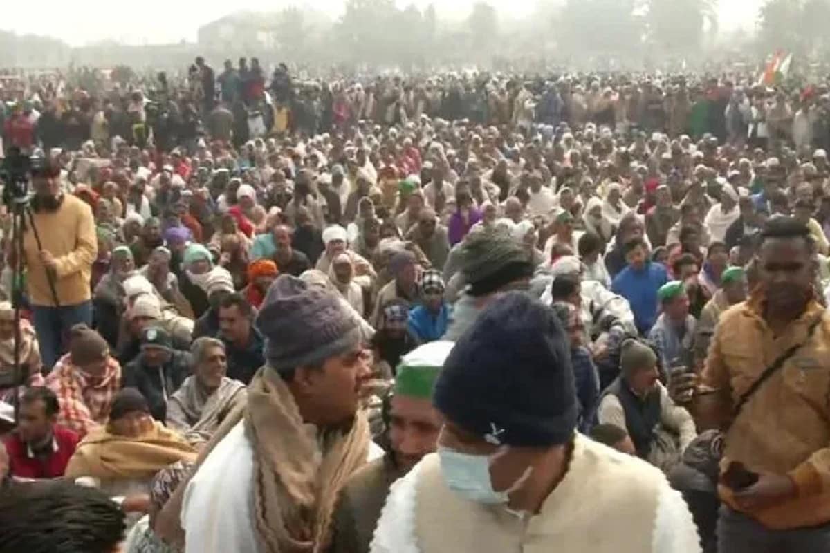 বুধবার সন্ধ্যায় নন্দীগ্রামের বিরুলিয়া বাজারে মুখ্যমন্ত্রী তথা তৃণমূল নেত্রী মমতা বন্দ্যোপাধ্যায়ের চোট পাওয়ার ঘটনায় উত্তাল রাজ্য রাজনীতি। এরই মধ্যে মমতার হাত শক্ত করতে রাজ্যে আসছেন দিল্লি সীমান্তে আন্দোলনরত কৃষকরা। কৃষক আন্দোলনের শুরু থেকেই তাঁদের পাশে দাঁড়িয়েছেন মমতা। শুধু তাই নয়, বারবার প্রতিনিধি দল পাঠানোর পাশাপাশি নিজেও কথা বলেছেন তাঁদের সঙ্গে, বিজেপিকে বিঁধেছেন বারবার। এবার ভোট বঙ্গে আসছেন আন্দোলনকারী কৃষক নেতারা। থাকছেন রাকেশ টিকাইত, হান্নান মোল্লা, যোগেন্দ্র যাদব, বলবীর সিং রাজেওাল, গুরনাম সিং চাডুনি, দর্শন পাল, রাজারাম সিং, জুধবীর সিংয়ের মতো কৃষক নেতারা। বুধবার সন্ধ্যায় নন্দীগ্রামের বিরুলিয়া বাজারে মুখ্যমন্ত্রী তথা তৃণমূল নেত্রী মমতা বন্দ্যোপাধ্যায়ের চোট পাওয়ার ঘটনায় উত্তাল রাজ্য রাজনীতি। এরই মধ্যে মমতার হাত শক্ত করতে রাজ্যে আসছেন দিল্লি সীমান্তে আন্দোলনরত কৃষকরা। কৃষক আন্দোলনের শুরু থেকেই তাঁদের পাশে দাঁড়িয়েছেন মমতা। শুধু তাই নয়, বারবার প্রতিনিধি দল পাঠানোর পাশাপাশি নিজেও কথা বলেছেন তাঁদের সঙ্গে, বিজেপিকে বিঁধেছেন বারবার। এবার ভোট বঙ্গে আসছেন আন্দোলনকারী কৃষক নেতারা। থাকছেন রাকেশ টিকাইত, হান্নান মোল্লা, যোগেন্দ্র যাদব, বলবীর সিং রাজেওাল, গুরনাম সিং চাডুনি, দর্শন পাল, রাজারাম সিং, জুধবীর সিংয়ের মতো কৃষক নেতারা।