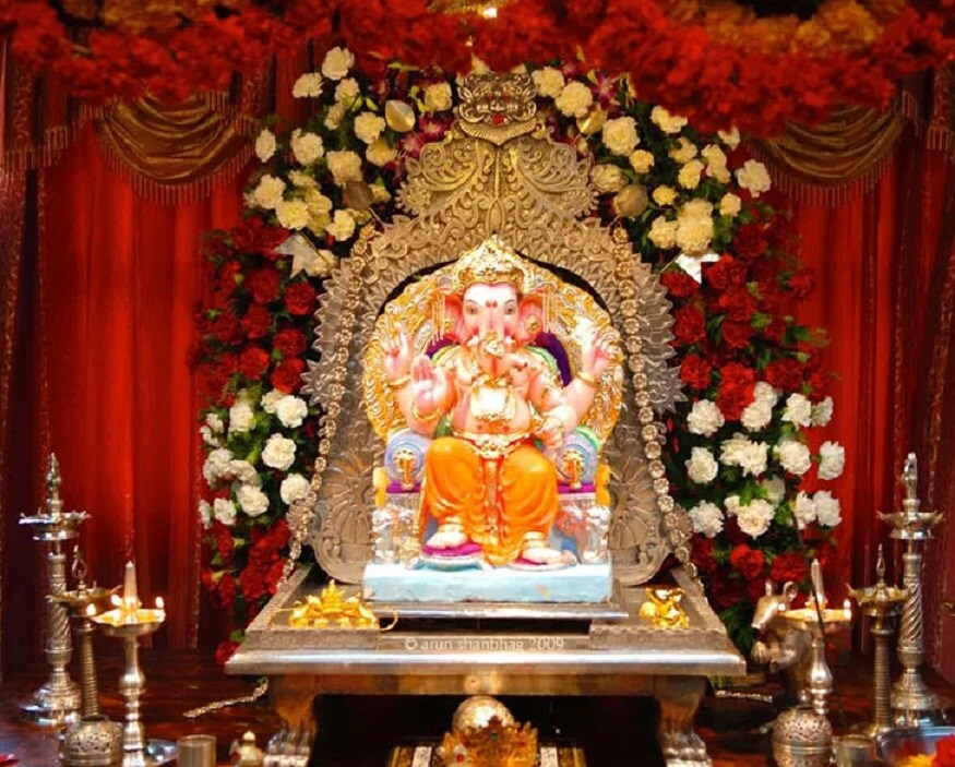 মঙ্গলমূর্তি - প্রাচীন ভারতের মন্দিরের শুধু গর্ভগৃহেই নয়, একই সঙ্গে বাইরেও খোদাই করা হত নানা দেব-দেবীর মূর্তি। স্থাপত্য মতে তা নেতিবাচক শক্তিকে দূরে রাখে। তাই ঘরে পছন্দের দেব-দেবীর মূর্তি, বিশেষ করে সিদ্ধিদাতা গজাননের প্রতিমা রাখলে মঙ্গল হয়। মঙ্গলমূর্তি - প্রাচীন ভারতের মন্দিরের শুধু গর্ভগৃহেই নয়, একই সঙ্গে বাইরেও খোদাই করা হত নানা দেব-দেবীর মূর্তি। স্থাপত্য মতে তা নেতিবাচক শক্তিকে দূরে রাখে। তাই ঘরে পছন্দের দেব-দেবীর মূর্তি, বিশেষ করে সিদ্ধিদাতা গজাননের প্রতিমা রাখলে মঙ্গল হয়।