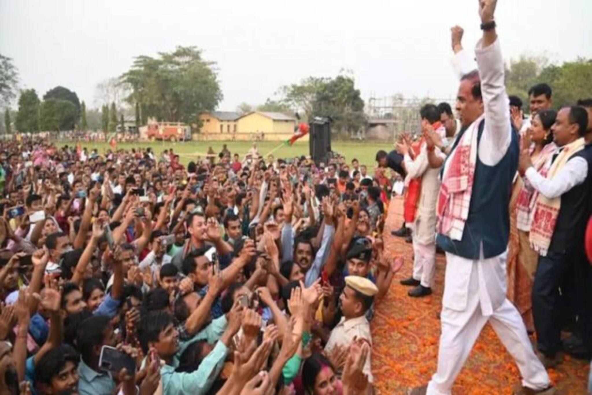 নির্বাচনী মঞ্চে গানের তালে নাচলেন নেতারা, সভা না 'জলসা'? তাজ্জব নেটিজেনরা