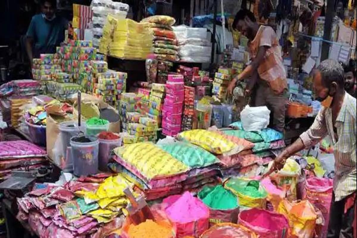 একাধিক রাজ্য আগেই নিষিদ্ধ করেছিল হোলি সেলিব্রেশন৷ এবার সেই তালিকায় যুক্ত হল আরও রাজ্য৷ এবার রাজস্থান ও কর্ণাটকেও হোলি খেলতে হবে নিজের বাড়ির মধ্যেই ৷ কোনও ভাবেই প্রকাশ্যে হোলি খেলা যাবে না৷ এদিকে হোলি ছাড়া সবেবরাত, গুড ফ্রাইডে, উগা়ডি -র মতো একাধিক অনুষ্ঠান সবই আভ্যন্তরীন ভাবেই সেলব্রেট করার আদেশ দিয়ে নির্দেশিকা জারি করল এই সব রাজ্য সরকার৷ Photo-PTI একাধিক রাজ্য আগেই নিষিদ্ধ করেছিল হোলি সেলিব্রেশন৷ এবার সেই তালিকায় যুক্ত হল আরও রাজ্য৷ এবার রাজস্থান ও কর্ণাটকেও হোলি খেলতে হবে নিজের বাড়ির মধ্যেই ৷ কোনও ভাবেই প্রকাশ্যে হোলি খেলা যাবে না৷ এদিকে হোলি ছাড়া সবেবরাত, গুড ফ্রাইডে, উগা়ডি -র মতো একাধিক অনুষ্ঠান সবই আভ্যন্তরীন ভাবেই সেলব্রেট করার আদেশ দিয়ে নির্দেশিকা জারি করল এই সব রাজ্য সরকার৷ Photo-PTI