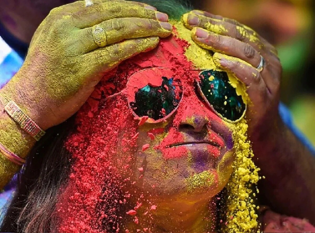 একটা কথা মাথায় রাখতে হবে। কখনও একই লেন্স ব্যবহার করা যাবে না। পুরোনো লেন্সটি পরিষ্কার করে পুনরায় পরা যাবে না। একটা কথা মাথায় রাখতে হবে। কখনও একই লেন্স ব্যবহার করা যাবে না। পুরোনো লেন্সটি পরিষ্কার করে পুনরায় পরা যাবে না।