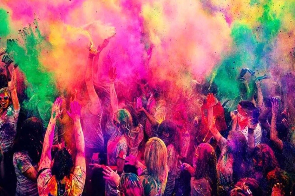 রঙের উৎসব পৃথিবীর অনেক দেশেই চোখে পড়ে। রঙ (Holi 2021)যেমন নিজস্ব কোনও একটি দেশের বা জাতির নয়, তেমনই একে নিয়ে উৎসবে মেতে ওঠার রীতিও সাবেকি। তফাতটা হয় কেবল উৎসবের (Holi) নামে আর খেলার ধরনে। হোলির প্রাক্কালে দেখে নেওয়া যাক দেশের কোন প্রান্তে এই রঙের উৎসবকে কী নামে ডাকা হয় আর কী ভাবেই বা তা উদযাপন করা হয়! রঙের উৎসব পৃথিবীর অনেক দেশেই চোখে পড়ে। রঙ (Holi 2021)যেমন নিজস্ব কোনও একটি দেশের বা জাতির নয়, তেমনই একে নিয়ে উৎসবে মেতে ওঠার রীতিও সাবেকি। তফাতটা হয় কেবল উৎসবের (Holi) নামে আর খেলার ধরনে। হোলির প্রাক্কালে দেখে নেওয়া যাক দেশের কোন প্রান্তে এই রঙের উৎসবকে কী নামে ডাকা হয় আর কী ভাবেই বা তা উদযাপন করা হয়!