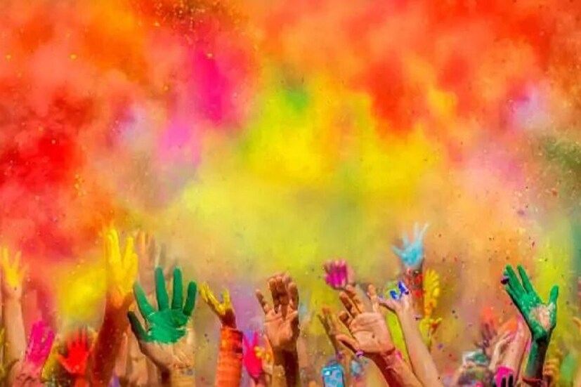 লঠমার হোলি (Lathmar Holi)-রাধার গ্রাম বরসনায় এই হোলি উদযাপনে নারীরা লাঠি দিয়ে পুরুষদের পিটিয়ে থাকেন। লোকবিশ্বাস, একদা রঙ খেলতে গিয়ে রাধা এবং তাঁর প্রমীলা বাহিনির হাতে এই ভাবেই বন্ধুবান্ধব সমেত নাকাল হয়েছিলেন কৃষ্ণ!
