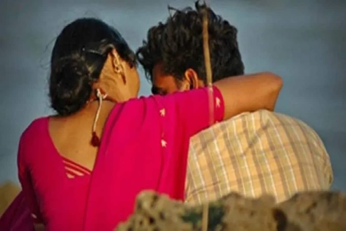 • কথায় বলে হিসেব মেনে ভালবাসা হয় না । আর ভালবাসলে সে পরোয়া করে না । ঠিক যেন এমন চিত্রই ধরা পড়ল এ বার উত্তরপ্রদেশের চম্পেরগঞ্জে । অসম বয়সী ভালবাসার গল্প গল্পে, উপন্যাসে, সিনেমায় বহুবার দেখেছি আমরা । কিন্তু বাস্তবের মাটিতে এমন ভালবাসা খুব বেশি দেখা যায় না । প্রতীকী ছবি । • কথায় বলে হিসেব মেনে ভালবাসা হয় না । আর ভালবাসলে সে পরোয়া করে না । ঠিক যেন এমন চিত্রই ধরা পড়ল এ বার উত্তরপ্রদেশের চম্পেরগঞ্জে । অসম বয়সী ভালবাসার গল্প গল্পে, উপন্যাসে, সিনেমায় বহুবার দেখেছি আমরা । কিন্তু বাস্তবের মাটিতে এমন ভালবাসা খুব বেশি দেখা যায় না । প্রতীকী ছবি ।