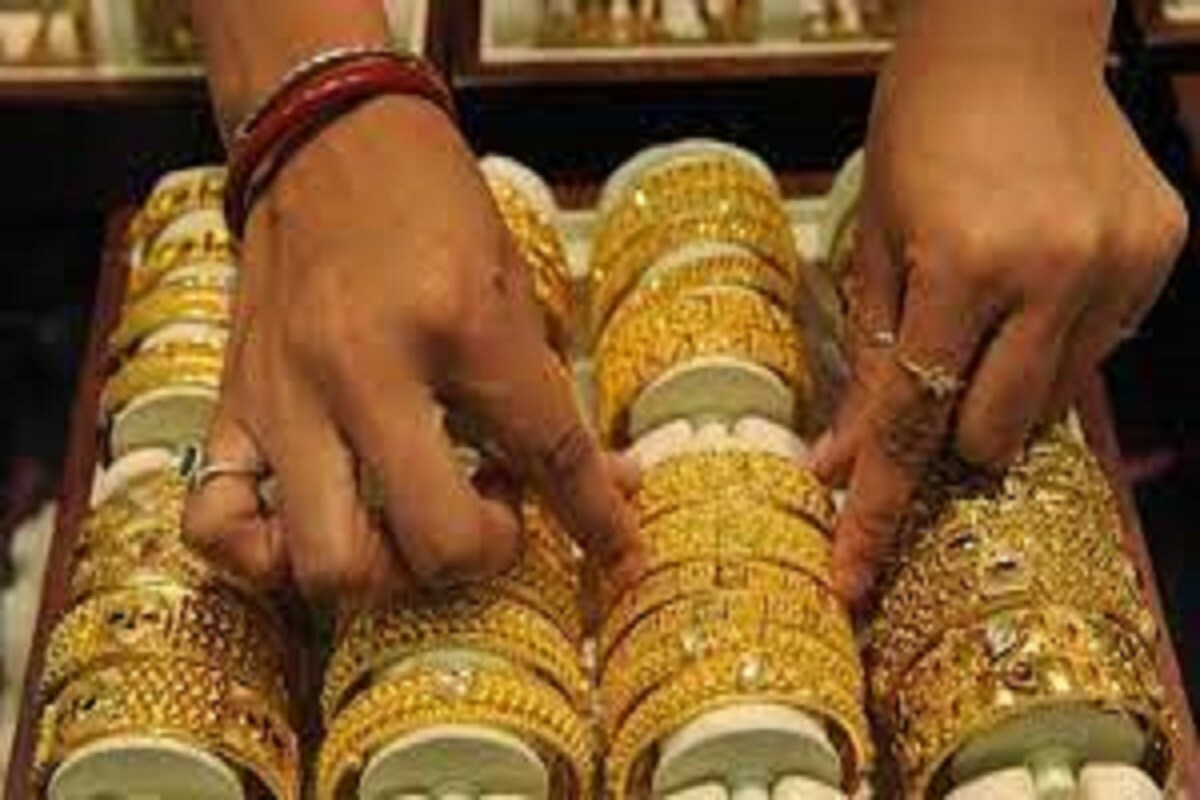 সোনার (Gold Price) সঙ্গে সঙ্গে রুপোর দামেও (Silver Price) এসেছে ধামাকা পতন ৷ ০.৮ শতাংশ কমে এক কিলো রুপোর দাম হয়েছে ৬২,৬১৭ টাকা হয়েছে ৷ প্রতীকী ছবি ৷ সোনার (Gold Price) সঙ্গে সঙ্গে রুপোর দামেও (Silver Price) এসেছে ধামাকা পতন ৷ ০.৮ শতাংশ কমে এক কিলো রুপোর দাম হয়েছে ৬২,৬১৭ টাকা হয়েছে ৷ প্রতীকী ছবি ৷