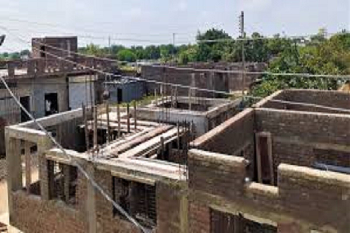 সস্তায় বাড়ি কেনার পরিকল্পনা থাকলে হাতে মাত্র তিনদিন সময় আছে ৷ কেন্দ্রীয় সরকারের পক্ষ থেকে পিএম আবাস যোজনার সুবিধা দেওয়া হচ্ছে ৷ বাড়ি কেনার ক্ষেত্রে ২.৬৭ লক্ষ টাকার ছাড় দেওয়া হবে ৷ প্রতীকী ছবি ৷ সস্তায় বাড়ি কেনার পরিকল্পনা থাকলে হাতে মাত্র তিনদিন সময় আছে ৷ কেন্দ্রীয় সরকারের পক্ষ থেকে পিএম আবাস যোজনার সুবিধা দেওয়া হচ্ছে ৷ বাড়ি কেনার ক্ষেত্রে ২.৬৭ লক্ষ টাকার ছাড় দেওয়া হবে ৷ প্রতীকী ছবি ৷