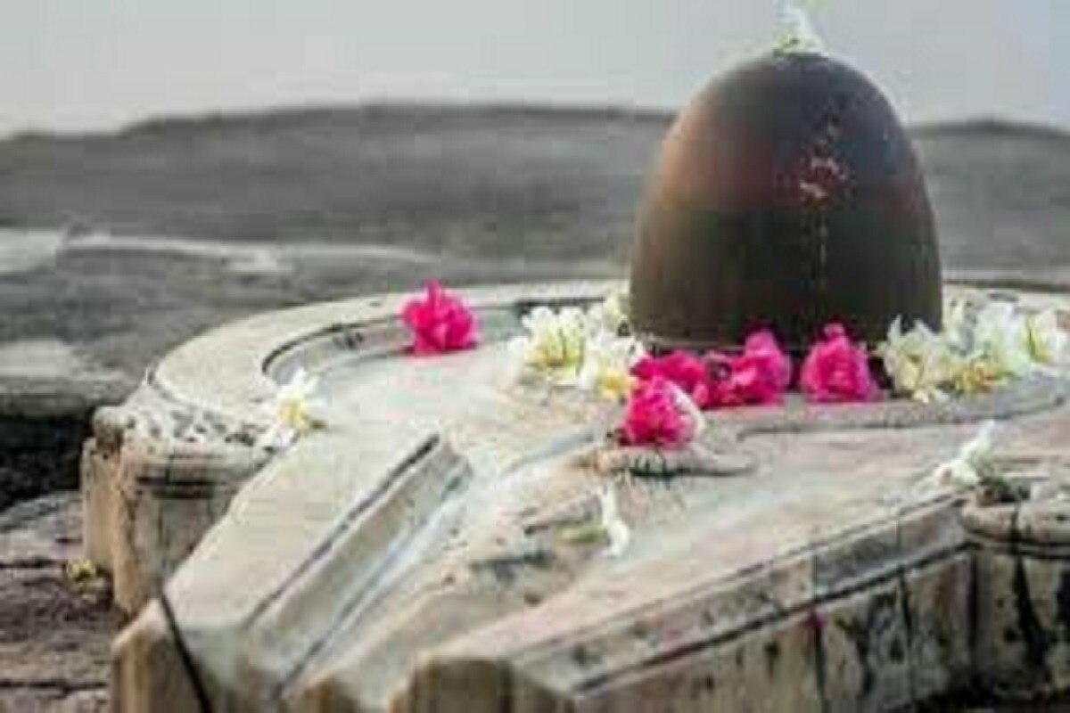 শ্রীকণ্ঠ-সুন্দর কণ্ঠ যাঁর, ভক্তবৎসল-ভক্তদের অত্যন্ত স্নেহ করেন যিনি, ভব-সংসার রূপে প্রকট হন যিনি, শর্ব-কষ্ট নষ্ট করেন যিনি ৷ ছবি সংগৃহীত ৷ শ্রীকণ্ঠ-সুন্দর কণ্ঠ যাঁর, ভক্তবৎসল-ভক্তদের অত্যন্ত স্নেহ করেন যিনি, ভব-সংসার রূপে প্রকট হন যিনি, শর্ব-কষ্ট নষ্ট করেন যিনি ৷ ছবি সংগৃহীত ৷