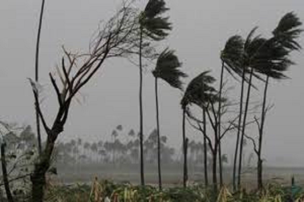 এছাড়াও গুজরাতের কিছু এলাকায় সরাসরি প্রভাব দেখতে পাওয়া যায় ৷ ২০০০ সাল থেকে একটি বিষয় লক্ষ্য করা যাচ্ছে প্রাক বর্ষা তেমন ভাবে কোনও ঘূর্ণিঝড় সরাসরি গুজরাতে আছড়ে পড়েনি ৷ প্রতীকী ছবি ৷ এছাড়াও গুজরাতের কিছু এলাকায় সরাসরি প্রভাব দেখতে পাওয়া যায় ৷ ২০০০ সাল থেকে একটি বিষয় লক্ষ্য করা যাচ্ছে প্রাক বর্ষা তেমন ভাবে কোনও ঘূর্ণিঝড় সরাসরি গুজরাতে আছড়ে পড়েনি ৷ প্রতীকী ছবি ৷