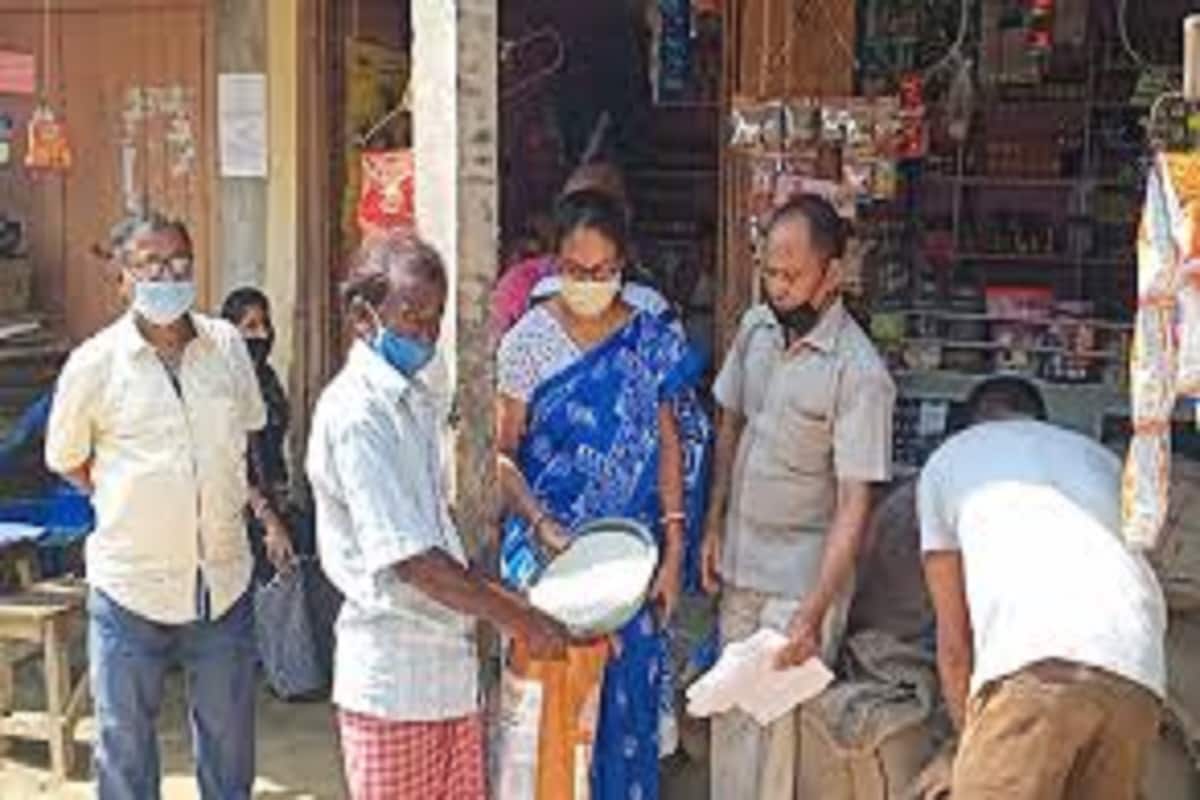 মেরা রেশন অ্যাপের বিশেষ সুবিধাগুলি হল ৷ যাঁরা অন্য রাজ্যে থাকেন তাঁরা বিশেষ ভাবে উপকৃত হবেন ৷ এই অ্যাপের মাধ্যমে রেশন ডিলাররর সঠিক তথ্য পাওয়া যাবে ৷ পরিষেবা উন্নততর করতে গ্রাহকেরা মতামতও দিতে পারেন ৷ নানান রকমের রেশম সংক্রান্ত তথ্য পাওয়া যাবে, রেশন সংক্রান্ত সব রকমের তথ্য পাওয়া যাবে, রেশন সামগ্রী সংক্রান্ত বিষয়ে সরাসরি তথ্য পাওয়া যাবে, ফলত সহজেই রেশন পাবেন গ্রাহকেরা ৷ প্রতীকী ছবি ৷ মেরা রেশন অ্যাপের বিশেষ সুবিধাগুলি হল ৷ যাঁরা অন্য রাজ্যে থাকেন তাঁরা বিশেষ ভাবে উপকৃত হবেন ৷ এই অ্যাপের মাধ্যমে রেশন ডিলাররর সঠিক তথ্য পাওয়া যাবে ৷ পরিষেবা উন্নততর করতে গ্রাহকেরা মতামতও দিতে পারেন ৷ নানান রকমের রেশম সংক্রান্ত তথ্য পাওয়া যাবে, রেশন সংক্রান্ত সব রকমের তথ্য পাওয়া যাবে, রেশন সামগ্রী সংক্রান্ত বিষয়ে সরাসরি তথ্য পাওয়া যাবে, ফলত সহজেই রেশন পাবেন গ্রাহকেরা ৷ প্রতীকী ছবি ৷