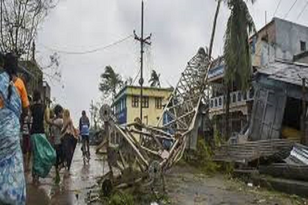 জুন মাসে বঙ্গোপসাগরের থেকে আরব সাগরে সাইক্লোনের সম্ভাবনা অনেক বেশি থাকে ৷ তোলপাড় করে ওমান ও ইয়েমেনকে ৷ ২০০০ সালে একমাত্র একটি ঘূর্ণিঝড় বঙ্গোপসাগরে ঘনীভূত হয়েছিল ৷ ইয়েমিনে তাণ্ডব করার পরে ২০০৭-এ ভূমিধস হয়েছিল কাকিনাড়ায় ৷ প্রতীকী ছবি ৷ জুন মাসে বঙ্গোপসাগরের থেকে আরব সাগরে সাইক্লোনের সম্ভাবনা অনেক বেশি থাকে ৷ তোলপাড় করে ওমান ও ইয়েমেনকে ৷ ২০০০ সালে একমাত্র একটি ঘূর্ণিঝড় বঙ্গোপসাগরে ঘনীভূত হয়েছিল ৷ ইয়েমিনে তাণ্ডব করার পরে ২০০৭-এ ভূমিধস হয়েছিল কাকিনাড়ায় ৷ প্রতীকী ছবি ৷