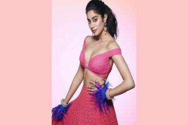 বম্বে গার্ল (Bombay Girl)বাবা বনি কাপুরের (Boney Kapoor) সঙ্গে এই ছবিটা করছেন জাহ্নবী। এখানে তাঁকে দেখা যাবে নতুন প্রজন্মের এক মেয়ের চরিত্রে যে বাড়ির সব কথাতেই বিদ্রোহ ঘোষণা করে, নিজের মতে চলে। বম্বে গার্ল (Bombay Girl)বাবা বনি কাপুরের (Boney Kapoor) সঙ্গে এই ছবিটা করছেন জাহ্নবী। এখানে তাঁকে দেখা যাবে নতুন প্রজন্মের এক মেয়ের চরিত্রে যে বাড়ির সব কথাতেই বিদ্রোহ ঘোষণা করে, নিজের মতে চলে।