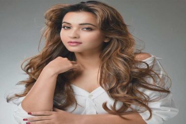 মাত্র একুশ বছর বয়সে কলকাতা সুন্দরীর শিরোপার মুকুট পান তিনি। তারপর জনপ্রিয় পরিচালক রাজ চক্রবর্তীর হাত ধরেই রূপোলী পর্দায় অবতরণ করেন তিনি। ‘পারব না আমি ছাড়তে তোকে’ দিয়েই বাংলা চলচ্চিত্র জগতে আসেন কৌশানী মুখোপাধ্যায়। সেদিনের সেই পরিচালক এবং অভিনেত্রী দুজনেই এই মুহূর্তে ‘দিদির দূত’। মাত্র একুশ বছর বয়সে কলকাতা সুন্দরীর শিরোপার মুকুট পান তিনি। তারপর জনপ্রিয় পরিচালক রাজ চক্রবর্তীর হাত ধরেই রূপোলী পর্দায় অবতরণ করেন তিনি। ‘পারব না আমি ছাড়তে তোকে’ দিয়েই বাংলা চলচ্চিত্র জগতে আসেন কৌশানী মুখোপাধ্যায়। সেদিনের সেই পরিচালক এবং অভিনেত্রী দুজনেই এই মুহূর্তে ‘দিদির দূত’।