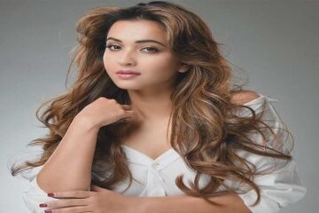 ৩৬ লক্ষ টাকার BMW, প্রায় কোটি টাকার ঋণের বোঝা! তৃণমূলের তারকা প্রার্থী কৌশানি ৩৬ লক্ষ টাকার BMW, প্রায় কোটি টাকার ঋণের বোঝা! তৃণমূলের তারকা প্রার্থী কৌশানি