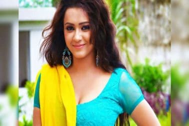 বুধবার প্রার্থী হিসাবে নিজের মনোনয়ন পেশ করলেন কৌশানী মুখোপাধ্যায়। তার আগে গণেশ মন্দিরে গিয়ে পুজো দিলেন তৃণমূলের তারকা প্রার্থী। জানালেন তিনি বরাবরি ধার্মিক। কৃষ্ণনগর উত্তর কেন্দ্রে এবার কৌশানীর প্রতিদ্বন্দ্বী মুকুল রায়। তবে বিজেপি প্রার্থীকে নিয়ে একেবারেই চিন্তিত নন কৌশানী। জানিয়েছেন এবারে খেলা হবে এবং তিনি একশ গোলে জিতবেন। বুধবার প্রার্থী হিসাবে নিজের মনোনয়ন পেশ করলেন কৌশানী মুখোপাধ্যায়। তার আগে গণেশ মন্দিরে গিয়ে পুজো দিলেন তৃণমূলের তারকা প্রার্থী। জানালেন তিনি বরাবরি ধার্মিক। কৃষ্ণনগর উত্তর কেন্দ্রে এবার কৌশানীর প্রতিদ্বন্দ্বী মুকুল রায়। তবে বিজেপি প্রার্থীকে নিয়ে একেবারেই চিন্তিত নন কৌশানী। জানিয়েছেন এবারে খেলা হবে এবং তিনি একশ গোলে জিতবেন।