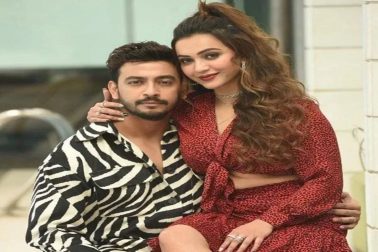 গয়না-গাটিও কিছু কম নেই কৌশানির। দেখা যাচ্ছে ৫৬ গ্রাম সোনা রয়েছে অভিনেত্রীর যার আনুমানিক বাজার মূল্য ২ লক্ষ ৫২ হাজার টাকা। এছাড়া ৩৬ লক্ষ টাকার একটি বিএমডব্লিউ গাড়িও রয়েছে তাঁর। তবে সম্পত্তির পাশাপাশি অভিনেত্রীর ঋণের বোঝাও কিন্তু আকাশছোঁয়া। জানা গিয়েছে, ব্যাঙ্কে প্রায় ৮১ লক্ষ টাকার ঋণ রয়েছে কৌশানির। গয়না-গাটিও কিছু কম নেই কৌশানির। দেখা যাচ্ছে ৫৬ গ্রাম সোনা রয়েছে অভিনেত্রীর যার আনুমানিক বাজার মূল্য ২ লক্ষ ৫২ হাজার টাকা। এছাড়া ৩৬ লক্ষ টাকার একটি বিএমডব্লিউ গাড়িও রয়েছে তাঁর। তবে সম্পত্তির পাশাপাশি অভিনেত্রীর ঋণের বোঝাও কিন্তু আকাশছোঁয়া। জানা গিয়েছে, ব্যাঙ্কে প্রায় ৮১ লক্ষ টাকার ঋণ রয়েছে কৌশানির।