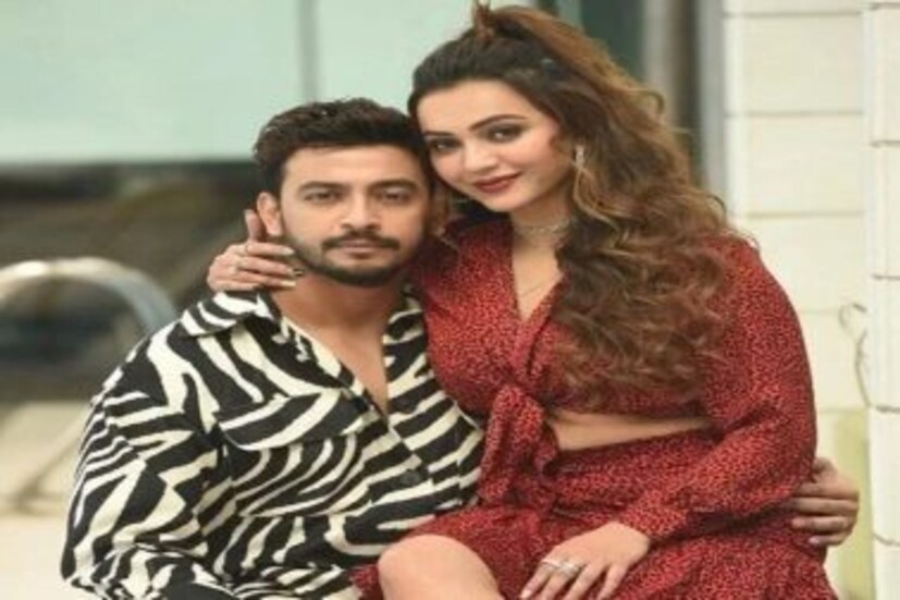 গয়না-গাটিও কিছু কম নেই কৌশানির। দেখা যাচ্ছে ৫৬ গ্রাম সোনা রয়েছে অভিনেত্রীর যার আনুমানিক বাজার মূল‍্য ২ লক্ষ ৫২ হাজার টাকা। এছাড়া ৩৬ লক্ষ টাকার একটি বিএমডব্লিউ গাড়িও রয়েছে তাঁর। তবে সম্পত্তির পাশাপাশি অভিনেত্রীর ঋণের বোঝাও কিন্তু আকাশছোঁয়া। জানা গিয়েছে, ব‍্যাঙ্কে প্রায় ৮১ লক্ষ টাকার ঋণ রয়েছে কৌশানির।
