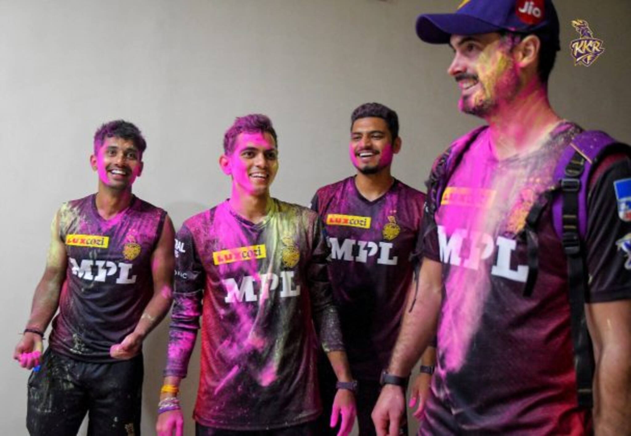 IPL 2021: মুম্বাইয়ের হোটেলেই রঙের উৎসবে মাতলেন নাইটরা