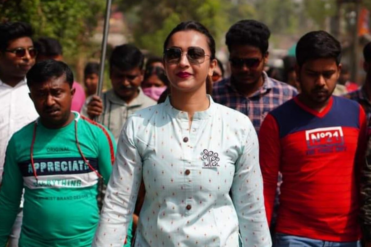 টলিউডের সুন্দরী নায়িকা কৌশানী মুখোপাধ্য়ায় কৃষ্ণনগরের প্রার্থী। রাজনীতি থেকে বরাবর দূরেই ছিলেন। কিন্তু কিছুদিন আগেই যোগ দিয়েছেন তৃণমূলে। তার পরেই প্রার্থী হয়েছেন। প্রচারেও ত্রুটি রাখছেন না তিনি। তবে কৌশানীর প্রেমিত বনি সেনগুপ্ত যোগ দিয়েছেন বিজেপিতে। টলিউডের সুন্দরী নায়িকা কৌশানী মুখোপাধ্য়ায় কৃষ্ণনগরের প্রার্থী। রাজনীতি থেকে বরাবর দূরেই ছিলেন। কিন্তু কিছুদিন আগেই যোগ দিয়েছেন তৃণমূলে। তার পরেই প্রার্থী হয়েছেন। প্রচারেও ত্রুটি রাখছেন না তিনি। তবে কৌশানীর প্রেমিত বনি সেনগুপ্ত যোগ দিয়েছেন বিজেপিতে।