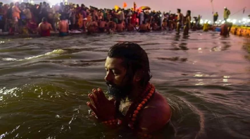 সমুদ্রমন্থন শুরু করার কিছুক্ষণের মধ্যেই উঠে এসেছিল কালকূট নামে তীব্র বিষ। সেই বিষের ধোঁয়ায় সৃষ্টি ধ্বংস হয়ে যেতে বসেছিল। তখন শিব সেই গরল পান করেন, তা ধরে রাখেন নিজের গলায়। পরিণামে তাঁর গলার কাছটা বিষের প্রভাবে নীল হয়ে যায় এবং তিনি পরিচিত হন নীলকণ্ঠ নামে। পুরাণ বলে, এই কালকূটপানের ঘটনা ঘটেছিল শিবরাত্রির দিন! অর্থাৎ অমৃতের মঙ্গলময় আভাসের সূচনা হয়েছিল শিবরাত্রির দিন! সমুদ্রমন্থন শুরু করার কিছুক্ষণের মধ্যেই উঠে এসেছিল কালকূট নামে তীব্র বিষ। সেই বিষের ধোঁয়ায় সৃষ্টি ধ্বংস হয়ে যেতে বসেছিল। তখন শিব সেই গরল পান করেন, তা ধরে রাখেন নিজের গলায়। পরিণামে তাঁর গলার কাছটা বিষের প্রভাবে নীল হয়ে যায় এবং তিনি পরিচিত হন নীলকণ্ঠ নামে। পুরাণ বলে, এই কালকূটপানের ঘটনা ঘটেছিল শিবরাত্রির দিন! অর্থাৎ অমৃতের মঙ্গলময় আভাসের সূচনা হয়েছিল শিবরাত্রির দিন!