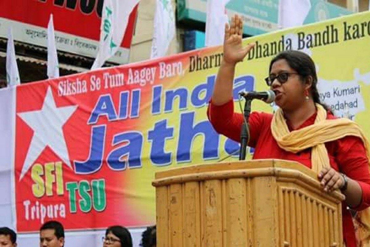 র বিধানসভা নির্বাচনে অন্যান্য আসনের মতো হটসিট না হলেও অনেকেরই নজর রয়েছে ঝাড়গ্রাম আসনটির দিকে। অনেকেই বলছেন, এই আসনে হবে ত্রিমুখী লড়াই। সাঁওতালি ছবির জনপ্রিয় অভিনেত্রী বীরবাহা হাঁসদাকে প্রার্থী করেছে তৃণমূল। আর তাঁর বিরুদ্ধে সংযুক্ত মোর্চা সমর্থিত সিপিএম প্রার্থীর নাম মধুজা সেন রায়। ছাত্র রাজনীতি থেকে উঠে আসা মধুজাকে নিয়ে আশার আলো বাম শিবিরে। বিজেপি প্রার্থী করেছে সুখময় শতপথীকে। আর এরই মধ্যে মনোনয়ন জমা করে নিজের সম্পত্তির হিসেব দাখিল করেছেন মধুজা। র বিধানসভা নির্বাচনে অন্যান্য আসনের মতো হটসিট না হলেও অনেকেরই নজর রয়েছে ঝাড়গ্রাম আসনটির দিকে। অনেকেই বলছেন, এই আসনে হবে ত্রিমুখী লড়াই। সাঁওতালি ছবির জনপ্রিয় অভিনেত্রী বীরবাহা হাঁসদাকে প্রার্থী করেছে তৃণমূল। আর তাঁর বিরুদ্ধে সংযুক্ত মোর্চা সমর্থিত সিপিএম প্রার্থীর নাম মধুজা সেন রায়। ছাত্র রাজনীতি থেকে উঠে আসা মধুজাকে নিয়ে আশার আলো বাম শিবিরে। বিজেপি প্রার্থী করেছে সুখময় শতপথীকে। আর এরই মধ্যে মনোনয়ন জমা করে নিজের সম্পত্তির হিসেব দাখিল করেছেন মধুজা।