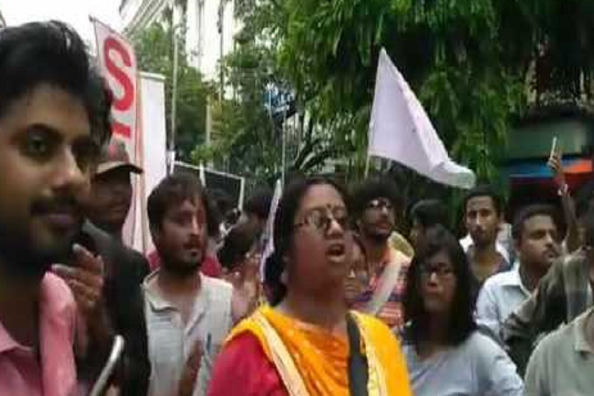 মধুজার দু'লক্ষ টাকা মূল্যের ৫০ গ্রাম সোনার গয়না রয়েছে। তবে, কোনও গাড়ি নেই তাঁর। ঝাড়গ্রামের সিপিএম প্রার্থীর মোট অস্থাবর সম্পত্তির রয়েছে ১১ লক্ষ ৩৮ হাজার ১১ টাকার। কিন্তু তাঁর কোনও স্থাবর সম্পত্তি নেই। মধুজার দু'লক্ষ টাকা মূল্যের ৫০ গ্রাম সোনার গয়না রয়েছে। তবে, কোনও গাড়ি নেই তাঁর। ঝাড়গ্রামের সিপিএম প্রার্থীর মোট অস্থাবর সম্পত্তির রয়েছে ১১ লক্ষ ৩৮ হাজার ১১ টাকার। কিন্তু তাঁর কোনও স্থাবর সম্পত্তি নেই।