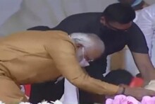প্রধানমন্ত্রীকে প্রণাম করতে গেলেন বিজেপি নেতা, মোদিই পাল্টা ছুঁয়ে ফেললেন পা