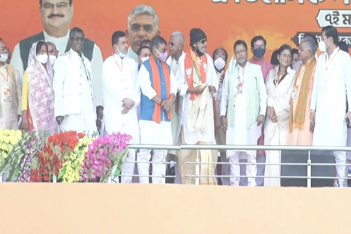 ২১-এর নির্বাচনের আগে রবিবার ব্রিগেডে হাইভোল্টেজ জনসভা। ইতিমধ্যে দিল্লি থেকে বিমানে রওনা দিয়ে দিয়েছেন নরেন্দ্র মোদি। কলকাতা বিমানবন্দরে তিনি পৌঁছবেন দুপুর ১টা ২০ মিনিটে। ১টা ২৫ মিনিটে কলকাতা বিমানবন্দর থেকে কপ্টারে রওনা দেবেন তিনি। ১টা ৪৫ মিনিটে নামবেন রেসকোর্সের হেলিপ্যাডে। দুপুর ২টো নাগাদ তিনি পৌঁছবেন ব্রিগেড প্যারেড গ্রাউন্ডে। ব্রিগেড কর্মসূচি সেরে বিকেল ৩টে ৪৫ মিনিটে আবার কলকাতা বিমানবন্দরে পৌঁছে তিনি চলে যাবেন দিল্লি। ২১-এর নির্বাচনের আগে রবিবার ব্রিগেডে হাইভোল্টেজ জনসভা। ইতিমধ্যে দিল্লি থেকে বিমানে রওনা দিয়ে দিয়েছেন নরেন্দ্র মোদি। কলকাতা বিমানবন্দরে তিনি পৌঁছবেন দুপুর ১টা ২০ মিনিটে। ১টা ২৫ মিনিটে কলকাতা বিমানবন্দর থেকে কপ্টারে রওনা দেবেন তিনি। ১টা ৪৫ মিনিটে নামবেন রেসকোর্সের হেলিপ্যাডে। দুপুর ২টো নাগাদ তিনি পৌঁছবেন ব্রিগেড প্যারেড গ্রাউন্ডে। ব্রিগেড কর্মসূচি সেরে বিকেল ৩টে ৪৫ মিনিটে আবার কলকাতা বিমানবন্দরে পৌঁছে তিনি চলে যাবেন দিল্লি।