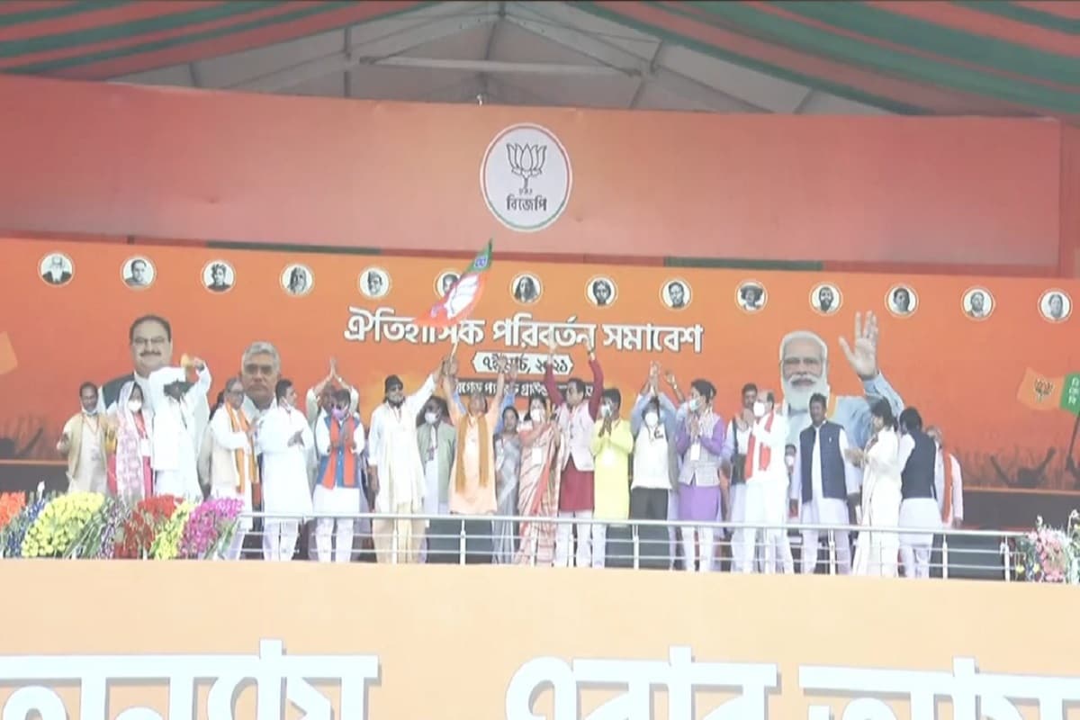 নিজের বক্তব্যে বিজেপি সাংসদ অর্জুন সিং দাবি করেছেন, এটাই সবচেয়ে বড় ব্রিগেড। চোর তৃণমূল সরকার রাজ্যে ৯৫ হাজার কলকারখানা বন্ধ করে দিয়েছে। বাংলায় শিল্প বলে কিছু নেই। অভিষেক বন্দ্যোপাধ্যায়কেও নিশানা করে অর্জুন বলেন, ভোটের ফল ঘোষণার আগে পিসি-ভাইপো ব্যাংককে পালাবেন। একই দাবি বিজেপি সাংসদ লকেট চট্টোপাধ্যায়েরও। তাঁর কথায়, 'বাম-কংগ্রেস-আইএসএফ জোটের ব্রিগডে দিদিমণির সহযোগিতায় লোক এসেছিল। ২০২১ সালেই হবে সোনার বাংলা, আমরা লড়ব, আমরাই জিতব।' নিজের বক্তব্যে বিজেপি সাংসদ অর্জুন সিং দাবি করেছেন, এটাই সবচেয়ে বড় ব্রিগেড। চোর তৃণমূল সরকার রাজ্যে ৯৫ হাজার কলকারখানা বন্ধ করে দিয়েছে। বাংলায় শিল্প বলে কিছু নেই। অভিষেক বন্দ্যোপাধ্যায়কেও নিশানা করে অর্জুন বলেন, ভোটের ফল ঘোষণার আগে পিসি-ভাইপো ব্যাংককে পালাবেন। একই দাবি বিজেপি সাংসদ লকেট চট্টোপাধ্যায়েরও। তাঁর কথায়, 'বাম-কংগ্রেস-আইএসএফ জোটের ব্রিগডে দিদিমণির সহযোগিতায় লোক এসেছিল। ২০২১ সালেই হবে সোনার বাংলা, আমরা লড়ব, আমরাই জিতব।'