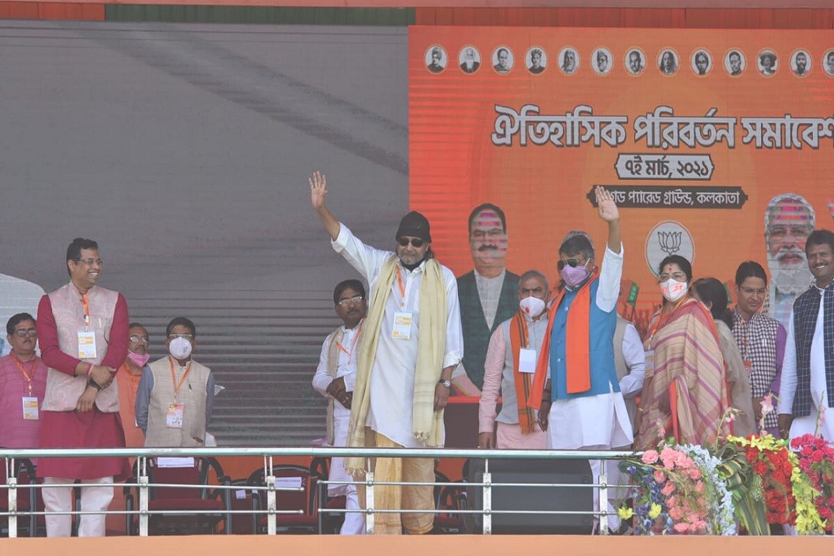 মোদি এসে পৌঁছনোর আগে বক্তৃতা করছেন রাহুল সিনহা, সায়ন্তন বসু, লকেট চট্টোপাধ্যায়, শমীক ভট্টাচার্যরা। ব্রিগেডে পৌঁছেছেন শুভেন্দু অধিকারীও। ব্রিগেডে অভিনেত্রী রিমঝিম মিত্র, অঞ্জনা বসু, শ্রাবন্তী, যশ, রুদ্রনীল-সহ বিজেপির টলি ব্রিগেডও হাজির হয়েছে। মোদি এসে পৌঁছনোর আগে বক্তৃতা করছেন রাহুল সিনহা, সায়ন্তন বসু, লকেট চট্টোপাধ্যায়, শমীক ভট্টাচার্যরা। ব্রিগেডে পৌঁছেছেন শুভেন্দু অধিকারীও। ব্রিগেডে অভিনেত্রী রিমঝিম মিত্র, অঞ্জনা বসু, শ্রাবন্তী, যশ, রুদ্রনীল-সহ বিজেপির টলি ব্রিগেডও হাজির হয়েছে।