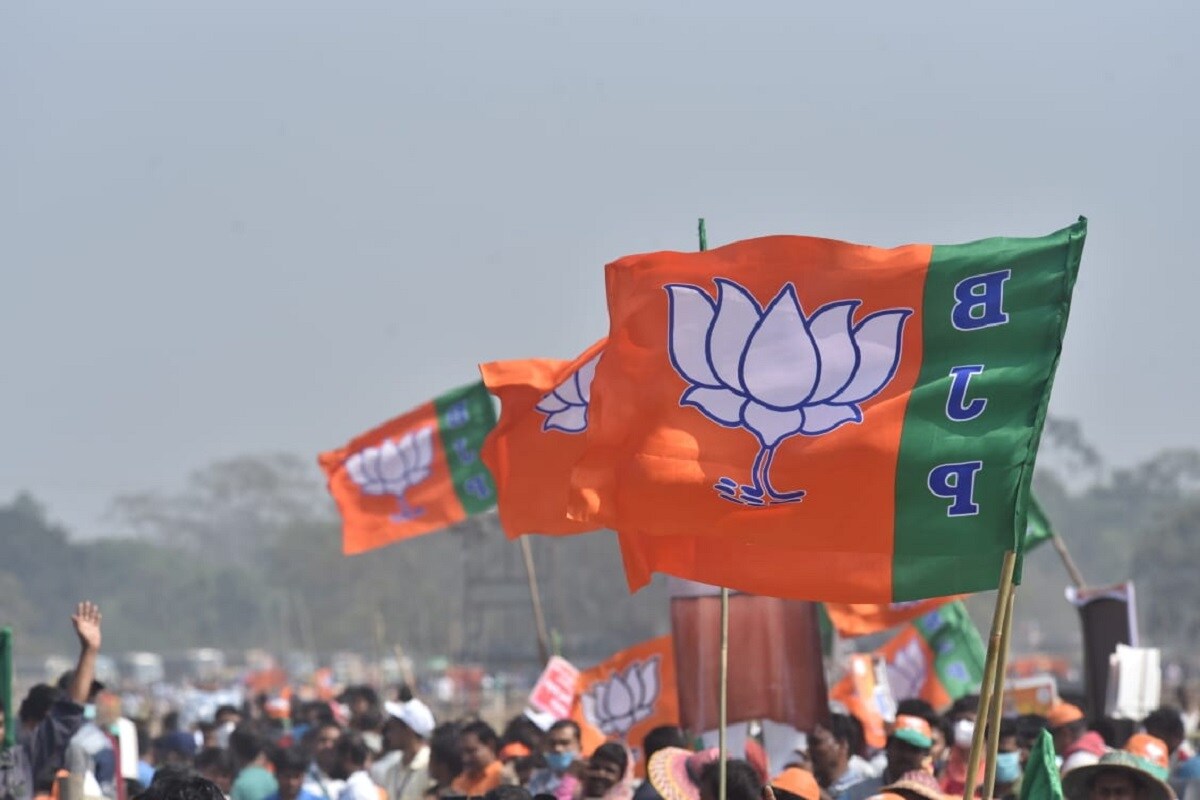 লক্ষ্য নবান্নের দখল। আর সেই লক্ষ্যেই প্রথম দু-দফা নির্বাচনের প্রার্থী তালিকা ঘোষণার পর রবিবার ব্রিগেড সমাবেশ দিয়ে শুরু হচ্ছে বাংলায় বিজেপির মেগা প্রচার। আর সেই ব্রিগেড সমাবেশকে ঐতিহাসিক করে তুলতে বদ্ধপরিকর বিজেপি। বিজেপির রাজ্য সভাপতি দিলীপ ঘোষ বলেন, 'রবিবারের সমাবেশের চেহারা এমন হয়েছে, অতীতে যার কোনও নজির নেই।' লক্ষ্য নবান্নের দখল। আর সেই লক্ষ্যেই প্রথম দু-দফা নির্বাচনের প্রার্থী তালিকা ঘোষণার পর রবিবার ব্রিগেড সমাবেশ দিয়ে শুরু হচ্ছে বাংলায় বিজেপির মেগা প্রচার। আর সেই ব্রিগেড সমাবেশকে ঐতিহাসিক করে তুলতে বদ্ধপরিকর বিজেপি। বিজেপির রাজ্য সভাপতি দিলীপ ঘোষ বলেন, 'রবিবারের সমাবেশের চেহারা এমন হয়েছে, অতীতে যার কোনও নজির নেই।'