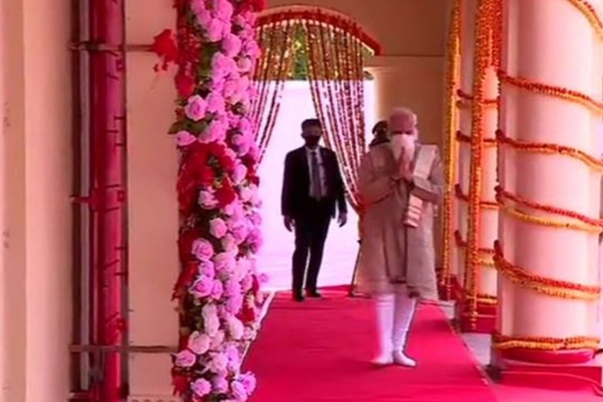 দুদিনের জন্য বাংলাদেশ সফরে গিয়েছেন নরেন্দ্র মোদি। আজ তাঁর দ্বিতীয় দিন।তাই পৌঁছে গেলেন যশোরেশ্বর মন্দিরে। সাতক্ষীরার ঈশ্বরীপুরের মন্দিরে কালীপুজো করলেন তিনি। দুদিনের জন্য বাংলাদেশ সফরে গিয়েছেন নরেন্দ্র মোদি। আজ তাঁর দ্বিতীয় দিন।তাই পৌঁছে গেলেন যশোরেশ্বর মন্দিরে। সাতক্ষীরার ঈশ্বরীপুরের মন্দিরে কালীপুজো করলেন তিনি।