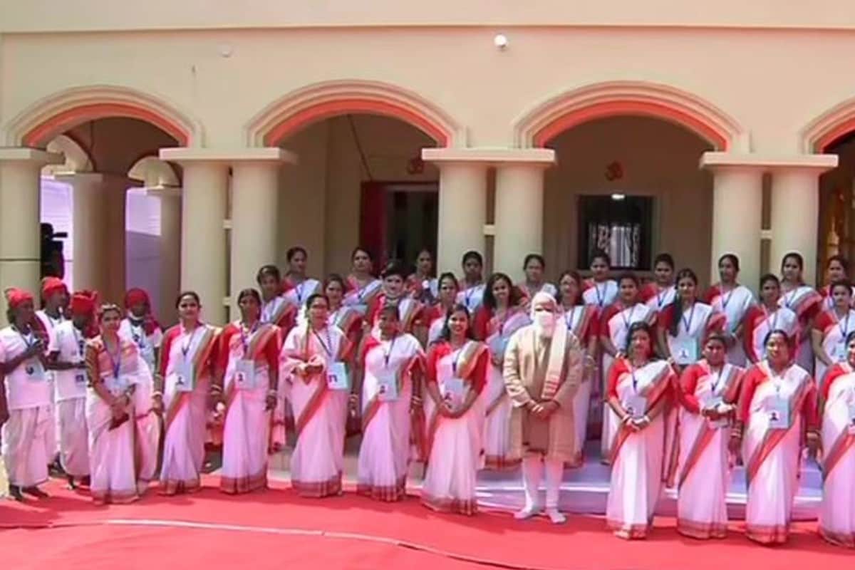 সেই মন্দিরেও তাঁকে বিশেষ সম্মান জানানো হয়। পুরোহিতের উপস্থিতিতেই করজোড়ে পুজো দেন প্রধানমন্ত্রী। সেই মন্দিরেও তাঁকে বিশেষ সম্মান জানানো হয়। পুরোহিতের উপস্থিতিতেই করজোড়ে পুজো দেন প্রধানমন্ত্রী।