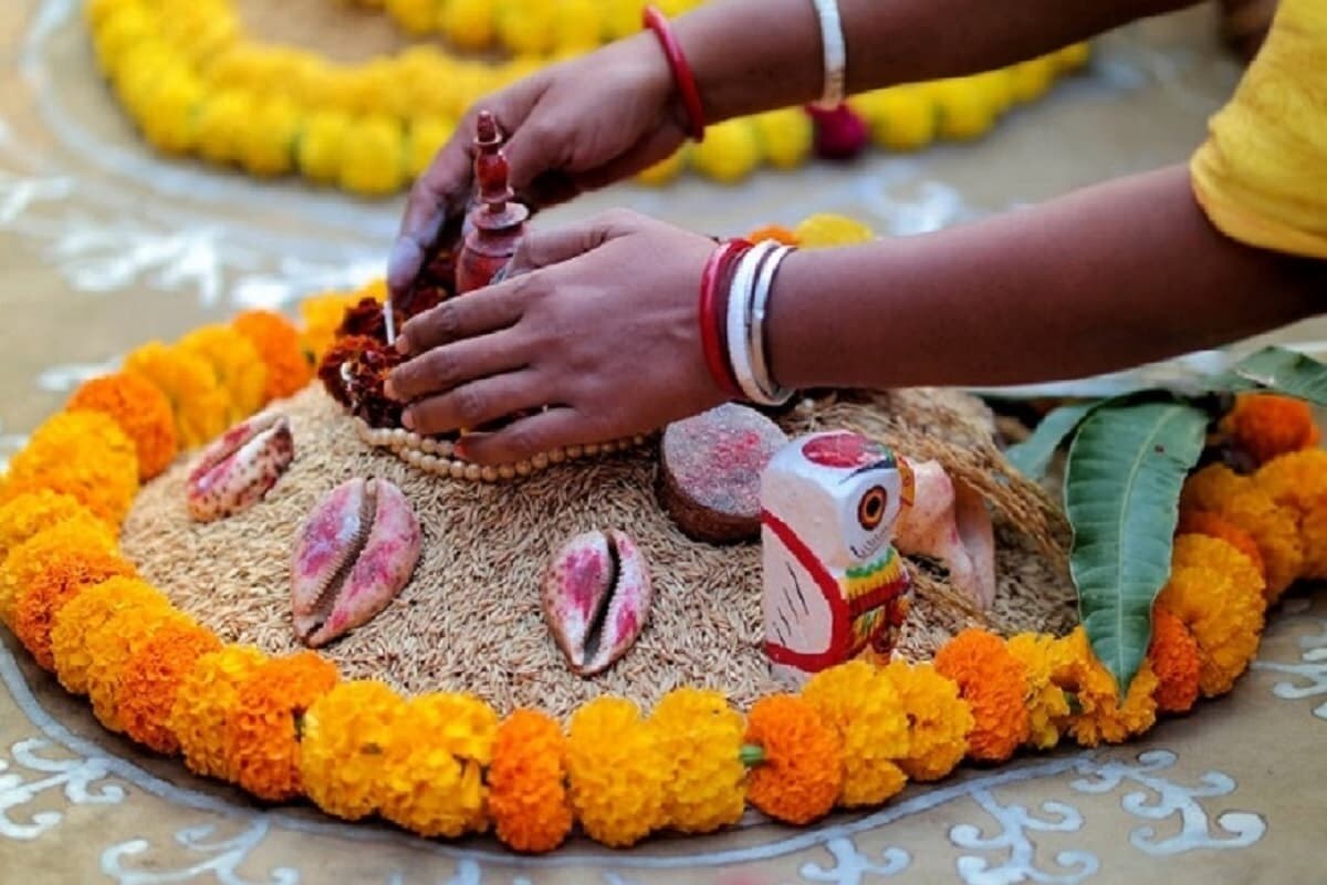 পঞ্চ অঙ্গের সমাহার, তাই জ্যোতিষশাস্ত্রের ভাষায় একে বলা হচ্ছে পঞ্চাঙ্গ। আদতে এটি গ্রহ-নক্ষত্র, বিশেষ করে চাঁদের অবস্থানের উপরে ভিত্তি করে রচিত প্রাচীন বৈদিক দিনপঞ্জি। যেখানে উল্লেখ থাকে নানা শুভ এবং অশুভ মুহূর্তের। প্রচলিত বিশ্বাস-এই মুহূর্তগুলিতে যে কাজ করা হচ্ছে, সেই অনুসারে শুভাশুভ ফললাভ হয়ে থাকে। প্রতীকী ছবি ৷ পঞ্চ অঙ্গের সমাহার, তাই জ্যোতিষশাস্ত্রের ভাষায় একে বলা হচ্ছে পঞ্চাঙ্গ। আদতে এটি গ্রহ-নক্ষত্র, বিশেষ করে চাঁদের অবস্থানের উপরে ভিত্তি করে রচিত প্রাচীন বৈদিক দিনপঞ্জি। যেখানে উল্লেখ থাকে নানা শুভ এবং অশুভ মুহূর্তের। প্রচলিত বিশ্বাস-এই মুহূর্তগুলিতে যে কাজ করা হচ্ছে, সেই অনুসারে শুভাশুভ ফললাভ হয়ে থাকে। প্রতীকী ছবি ৷