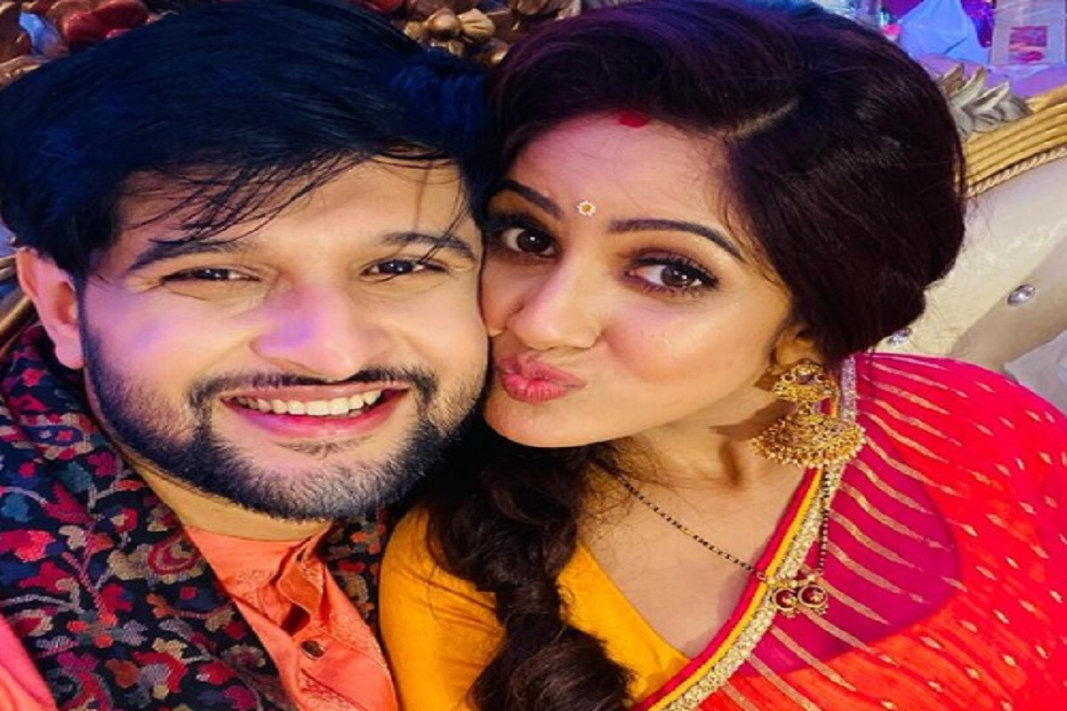 *নীলের পোস্ট করা ছবিতে একদম নতুন বউয়ের সাজেই পাওয়া গিয়েছে তৃণাকে। তৃণার পরনে টুকটুকে লাল শাড়ি, আর হলুদ ব্লাউজ। সিঁথিতে চওড়া সিঁদুর, কপালে ছোট্ট লাল টিপ। গলায় জ্বলজ্বল করছেন নীলের নামের মঙ্গলসূত্র। ছবিঃ ইনস্টাগ্রাম। *নীলের পোস্ট করা ছবিতে একদম নতুন বউয়ের সাজেই পাওয়া গিয়েছে তৃণাকে। তৃণার পরনে টুকটুকে লাল শাড়ি, আর হলুদ ব্লাউজ। সিঁথিতে চওড়া সিঁদুর, কপালে ছোট্ট লাল টিপ। গলায় জ্বলজ্বল করছেন নীলের নামের মঙ্গলসূত্র। ছবিঃ ইনস্টাগ্রাম।