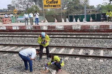 ফরেনসিক দল নমুনা সংগ্রহ করছে।