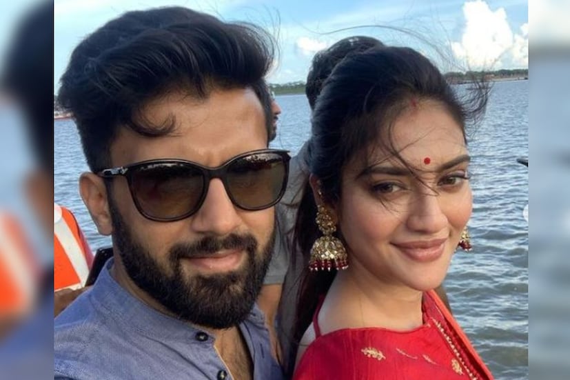 নিখিল জৈনের সঙ্গে সম্পর্কের ভাটা পড়েছে অভিনেত্রী নুসরাত জাহানের, এ কথা সকলেরই এখন জানা। বিয়ের দেড় বছর হতেই সম্পর্কে কালো মেঘ নেমে এসেছে। সম্প্রতি নুসরত তার ইনস্টাগ্রাম স্টোরিতে একটি পোস্ট করেন। যা দেখে নেটিজেনদের আন্দাজ, নিখিলকে উদ্দেশ্য করেই তিনি এই পোস্ট করেছেন। 
