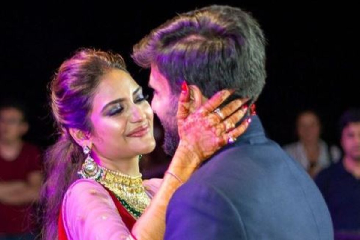কিন্তু পরস্পরের উদ্দেশে দুজনেই সোশ্যাল মিডিয়ায় নানা রকমের পোস্ট করেন নিখিল ও নুসরত। অন্তত নেটিজেনদের তেমনই ধারণা। পাশাপাশি টলি অভিনেতা যশ দাশগুপ্তের সঙ্গে তার সম্পর্কের গুঞ্জন শোনা যাচ্ছে বেশ কয়েকদিন ধরেই। কিন্তু পরস্পরের উদ্দেশে দুজনেই সোশ্যাল মিডিয়ায় নানা রকমের পোস্ট করেন নিখিল ও নুসরত। অন্তত নেটিজেনদের তেমনই ধারণা। পাশাপাশি টলি অভিনেতা যশ দাশগুপ্তের সঙ্গে তার সম্পর্কের গুঞ্জন শোনা যাচ্ছে বেশ কয়েকদিন ধরেই।