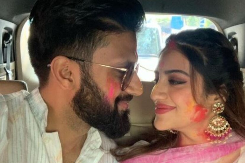 দুজনেই সোশ্যাল মিডিয়ায় একের পরে এক অন্তরঙ্গ ছবি দিয়ে কাপল গোল তৈরি করেছিলেন নুসরত ও নিখিল। সেই সম্পর্কেই দাঁড়ি টানতে চলেছেন দুজনে। তবে কী কারণে এই দূরত্ব তা নিয়ে মুখ খোলেননি কেউই। 