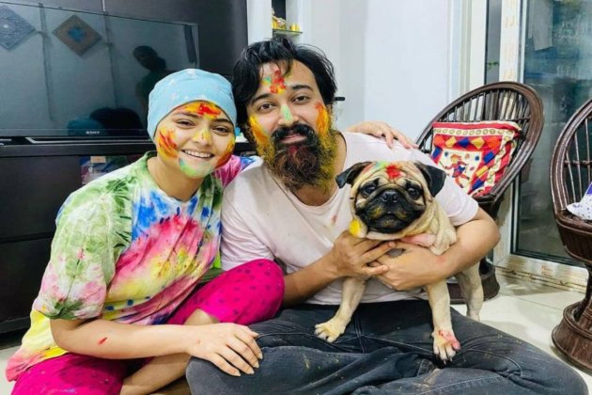 ক্যান্সার কাড়তে পারেনি হাসি, গালে রঙ মেখে প্রেমিকের সঙ্গে আদুরে ছবি ঐন্দ্রিলার