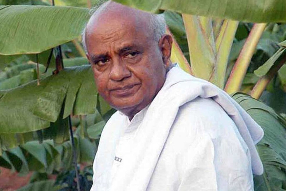 প্রাক্তন প্রধানমন্ত্রী টুইটে লিখেছেন, ''আমার ও স্ত্রী চেন্নমার করোনা রিপোর্ট পজিটিভ এসেছে। আমরা আইসোলেশনে আছি। গত কয়েকদিনের মধ্যে আমাদের সংস্পর্শে আসা প্রত্যেককে করোনা টেস্ট করার অনুরোধ করছি।'' প্রাক্তন প্রধানমন্ত্রী টুইটে লিখেছেন, ''আমার ও স্ত্রী চেন্নমার করোনা রিপোর্ট পজিটিভ এসেছে। আমরা আইসোলেশনে আছি। গত কয়েকদিনের মধ্যে আমাদের সংস্পর্শে আসা প্রত্যেককে করোনা টেস্ট করার অনুরোধ করছি।''