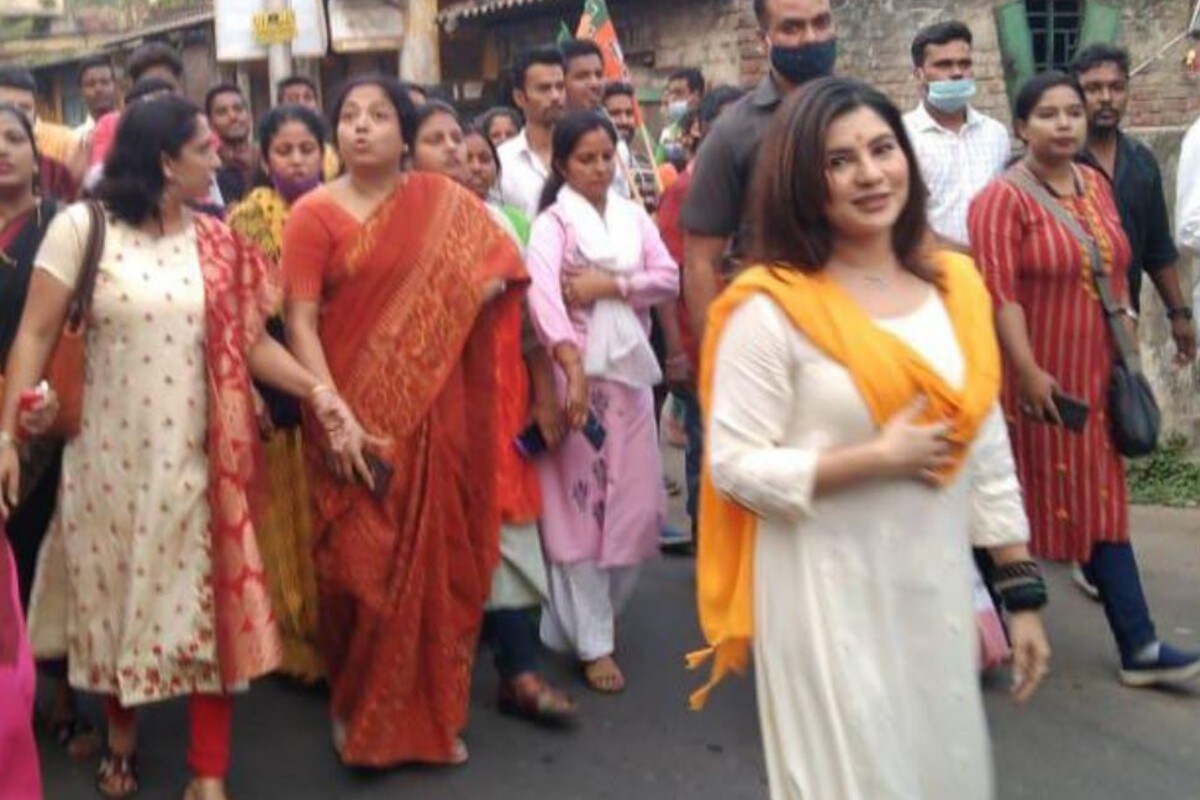 বেহালা পূর্বের বিজেপি প্রার্থী অভিনেত্রী পায়েল সরকার। বিজেপিতে যোগ দিয়েই তিনি প্রার্থী হওয়ার টিকিট পেয়েছেন। কিন্তু প্রচার শুরু করতে দেরি করেননি তিনি। করুণাময়ী মন্দিরে পুজো করে তিনি বেহালারা মানুষের কাছে প্রচার শুরু করেছেন। বেহালা পূর্বের বিজেপি প্রার্থী অভিনেত্রী পায়েল সরকার। বিজেপিতে যোগ দিয়েই তিনি প্রার্থী হওয়ার টিকিট পেয়েছেন। কিন্তু প্রচার শুরু করতে দেরি করেননি তিনি। করুণাময়ী মন্দিরে পুজো করে তিনি বেহালারা মানুষের কাছে প্রচার শুরু করেছেন।