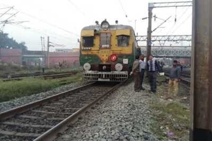 *যুদ্ধকালীন তৎপরতায় প্যান্টোগ্রাফ মেরামতির কাজ চলছে। আপ ও ডাউন লাইনে প্রায় একঘন্টা ট্রেন চলাচল বন্ধ ছিল। তারপরে ধীরে ধীরে তা স্বাভাবিক হয়। সংগৃহীত ছবি।