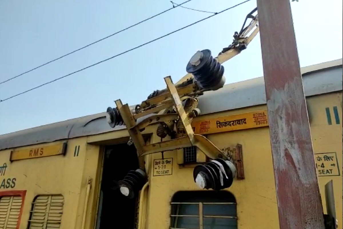 *রেল সূত্রে জানা গিয়েছে, প্যান্টোগ্রাফের জন্য ছিঁড়ে যায় ওভারহেড তার। তার জেরে দক্ষিণ-পূর্ব শাখার ট্রেন চলাচল ব্যাহত। সংগৃহীত ছবি। *রেল সূত্রে জানা গিয়েছে, প্যান্টোগ্রাফের জন্য ছিঁড়ে যায় ওভারহেড তার। তার জেরে দক্ষিণ-পূর্ব শাখার ট্রেন চলাচল ব্যাহত। সংগৃহীত ছবি।