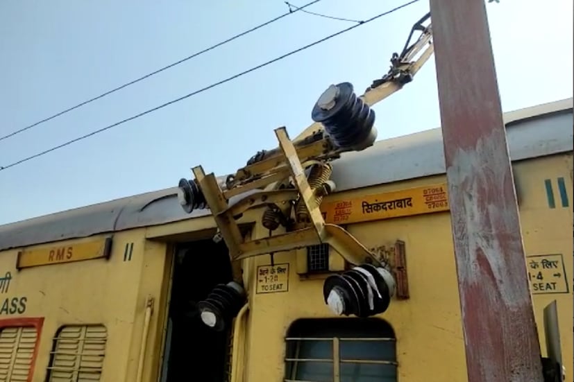 *রেল সূত্রে জানা গিয়েছে, প্যান্টোগ্রাফের জন্য ছিঁড়ে যায় ওভারহেড তার। তার জেরে দক্ষিণ-পূর্ব শাখার ট্রেন চলাচল ব্যাহত। সংগৃহীত ছবি। 