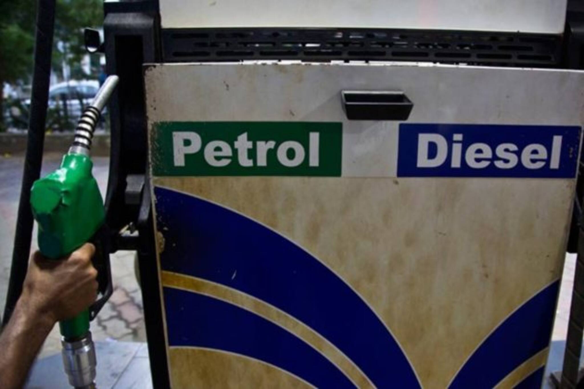 পেট্রোল, ডিজেল থেকে রেকর্ড লাভ তুলছে সরকার, হিসেব দিয়ে স্বীকার করল কেন্দ্র